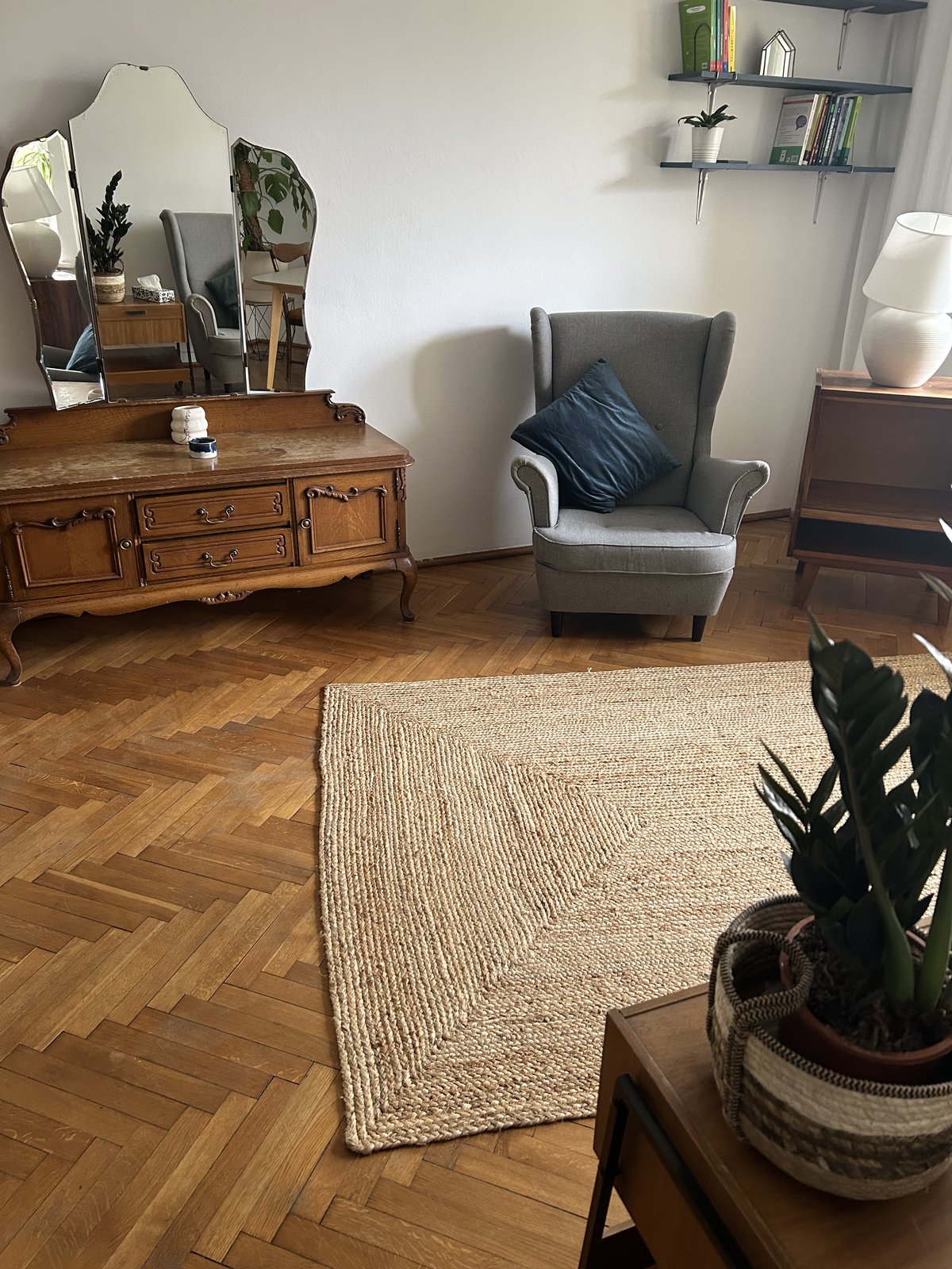 Gabinet 1 - wynajem gabinetu psychoterapeutycznego Warszawa Mokotów, zabytkowa toaletka